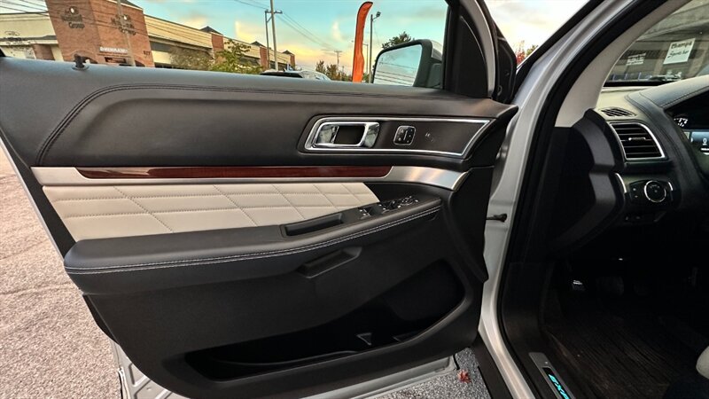 2017 Ford Explorer Platinum   - Photo 22 - Lafayette, IN 47904