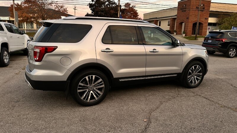 2017 Ford Explorer Platinum   - Photo 9 - Lafayette, IN 47904