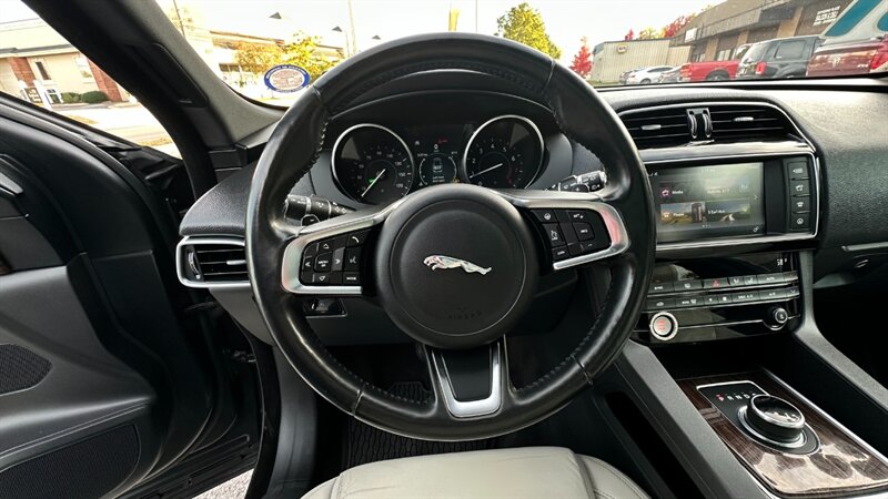 2018 Jaguar F-PACE 25t Prestige   - Photo 32 - Lafayette, IN 47904
