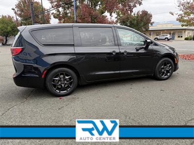 2018 Chrysler Pacifica Touring Plus - Photo 2 - Ukiah, CA 95482
