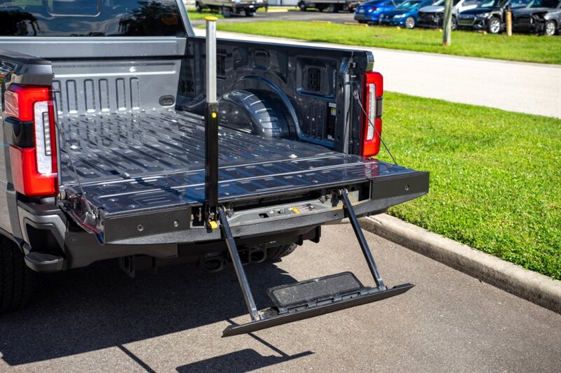 2024 Ford F-350 PLATINUM - Photo 26 - Sarasota, FL 34243