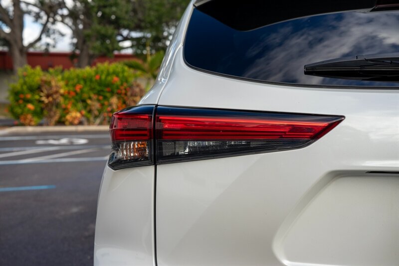 2022 Toyota Highlander Limited   - Photo 16 - Sarasota, FL 34243