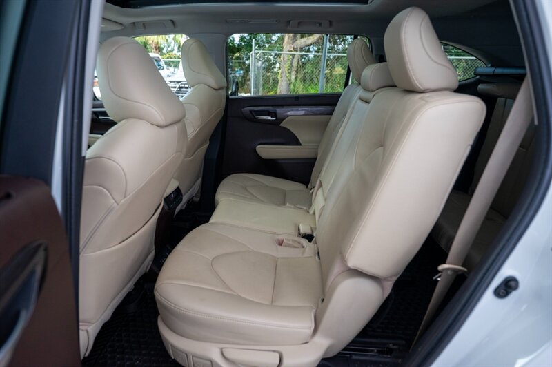 2022 Toyota Highlander Limited   - Photo 35 - Sarasota, FL 34243
