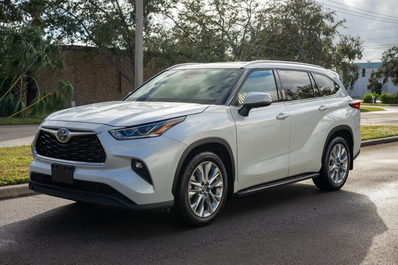 2022 Toyota Highlander Limited   - Photo 9 - Sarasota, FL 34243