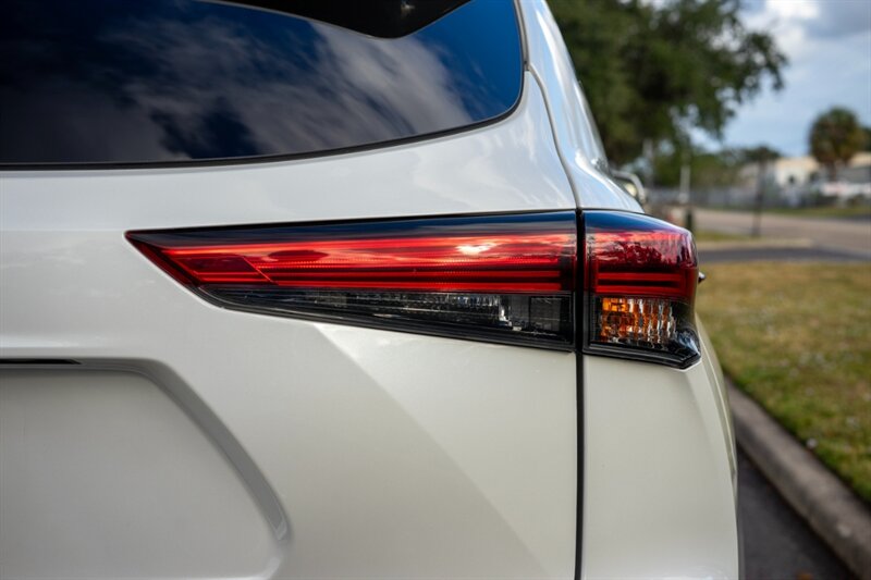 2022 Toyota Highlander Limited   - Photo 17 - Sarasota, FL 34243