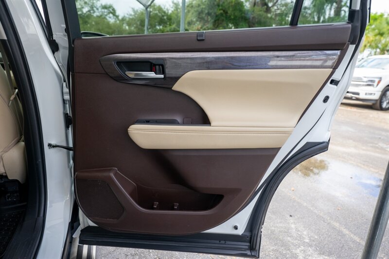 2022 Toyota Highlander Limited   - Photo 39 - Sarasota, FL 34243