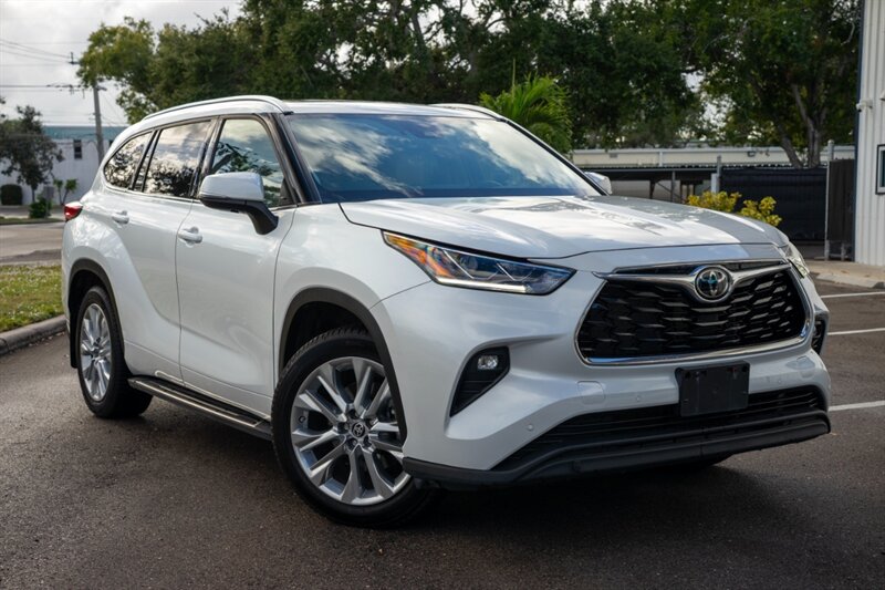 2022 Toyota Highlander Limited   - Photo 1 - Sarasota, FL 34243