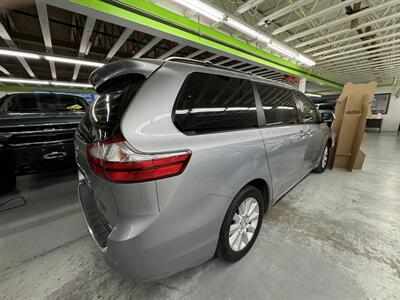 2016 Toyota Sienna LIMITED PREMIUM 7-Passengers  ONE OWNER AWD - Photo 2 - Portland, OR 97267