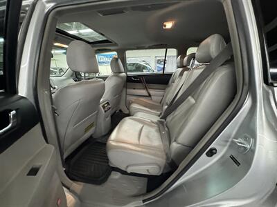 2012 Toyota Highlander Hybrid Limited AWD  2 OWNERS GREAT SERVICE RECORDS - Photo 12 - Portland, OR 97267