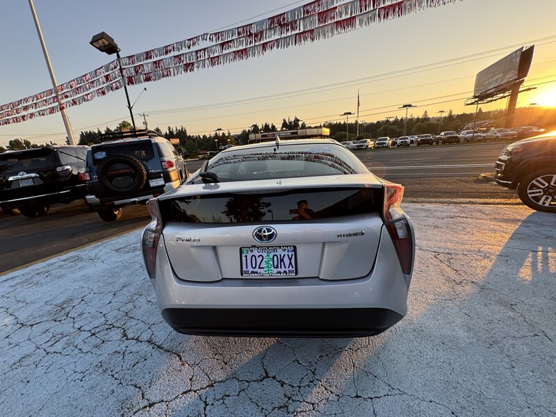 2016 Toyota Prius Three  LOW MILES 54K  GAS SAVER CLEAN TITLE - Photo 8 - Portland, OR 97267