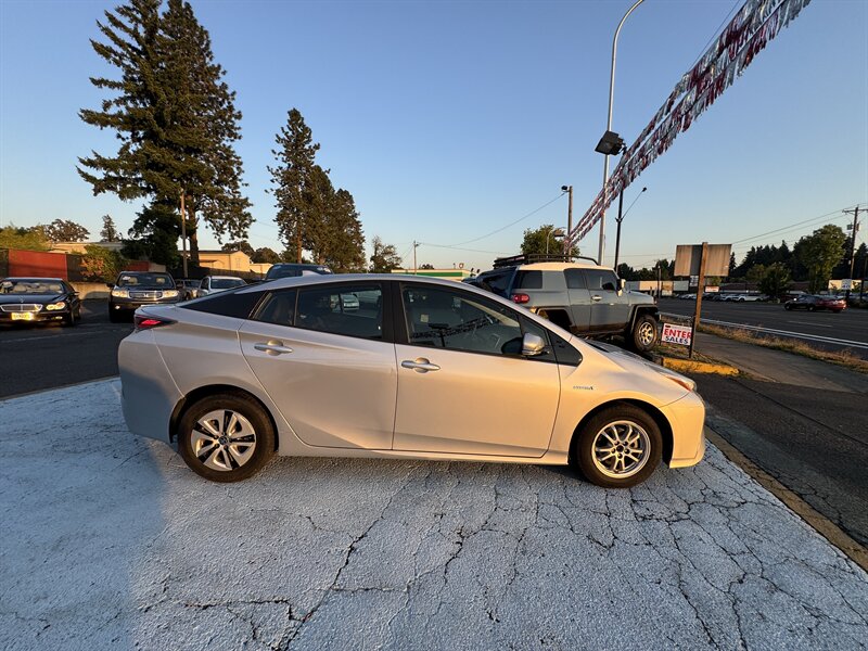 2016 Toyota Prius Three  LOW MILES 54K  GAS SAVER CLEAN TITLE - Photo 3 - Portland, OR 97267