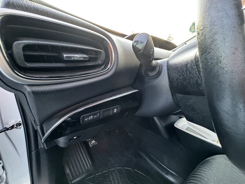 2016 Toyota Prius Three  LOW MILES 54K  GAS SAVER CLEAN TITLE - Photo 21 - Portland, OR 97267