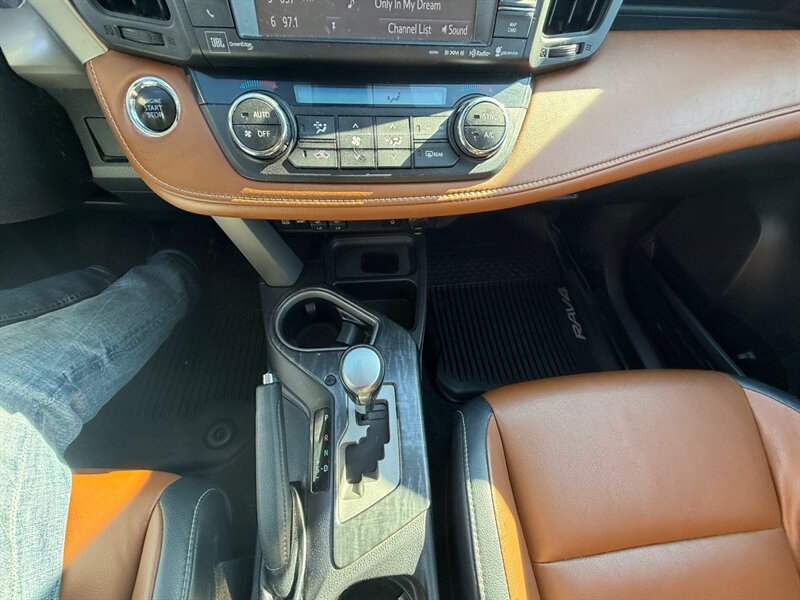 2017 Toyota RAV4 Platinum   - Photo 15 - Cleveland, OH 44111