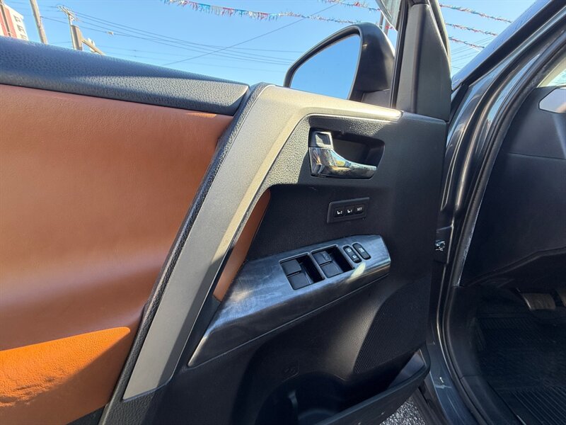 2017 Toyota RAV4 Platinum   - Photo 16 - Cleveland, OH 44111