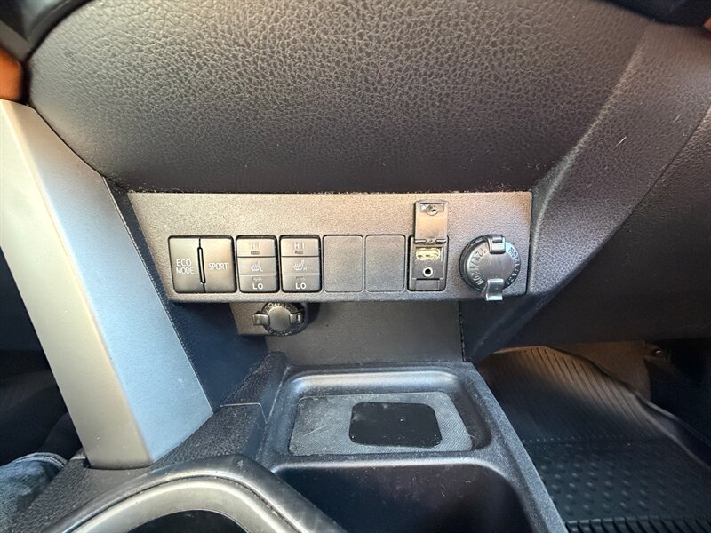 2017 Toyota RAV4 Platinum   - Photo 13 - Cleveland, OH 44111