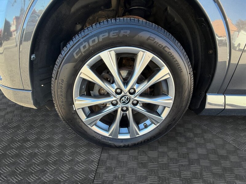 2017 Toyota RAV4 Platinum   - Photo 14 - Cleveland, OH 44111