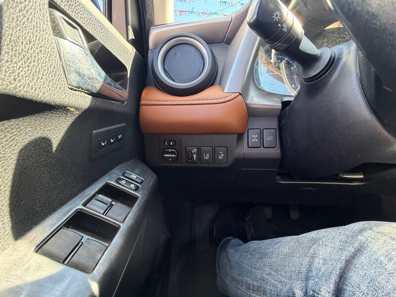 2017 Toyota RAV4 Platinum   - Photo 11 - Cleveland, OH 44111