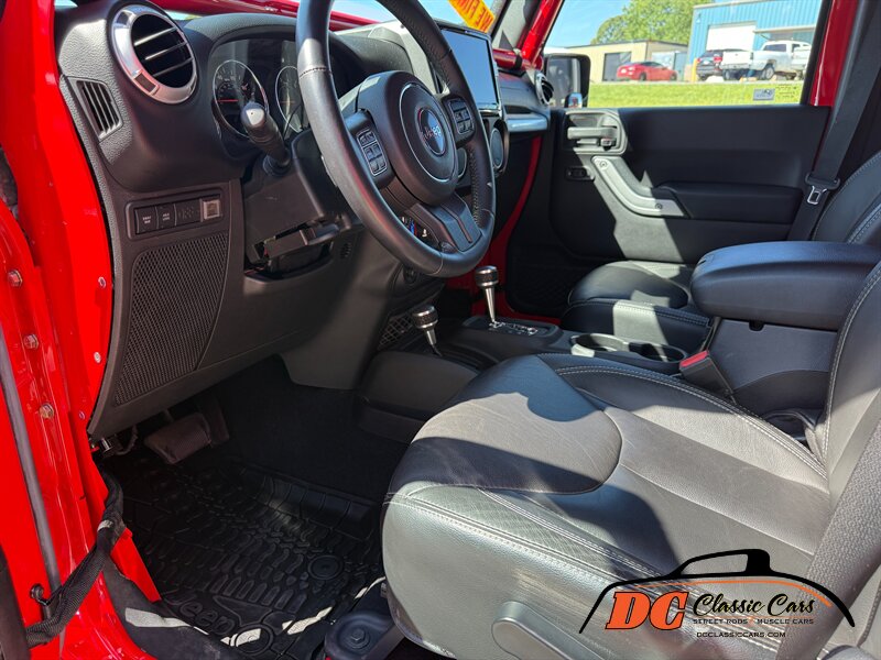 2015 Jeep Wrangler Unlimited Rubicon   - Photo 2 - Mooresville, NC 28115