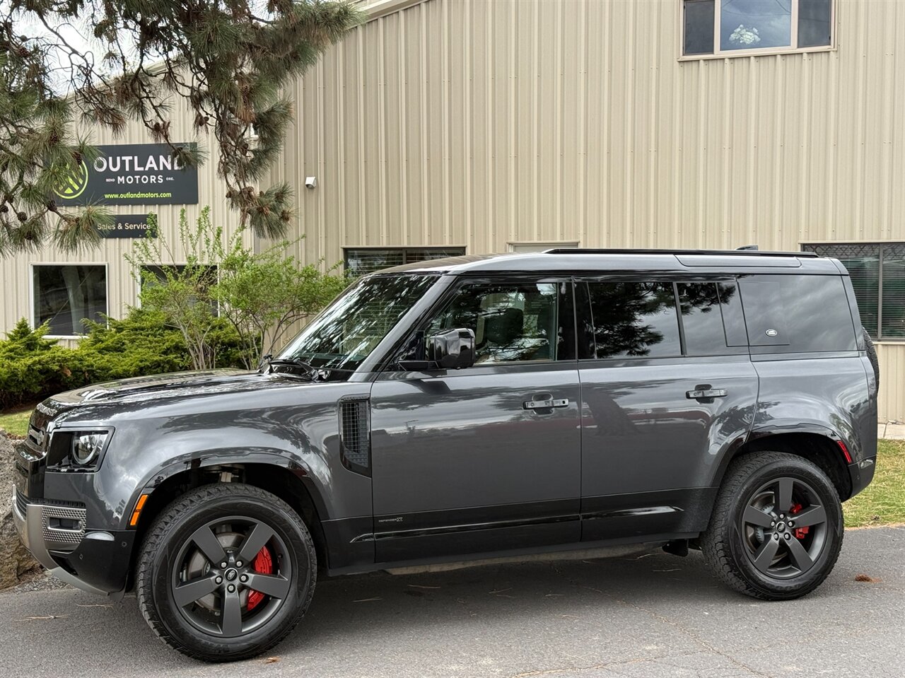 2023 Land Rover Defender X's photo