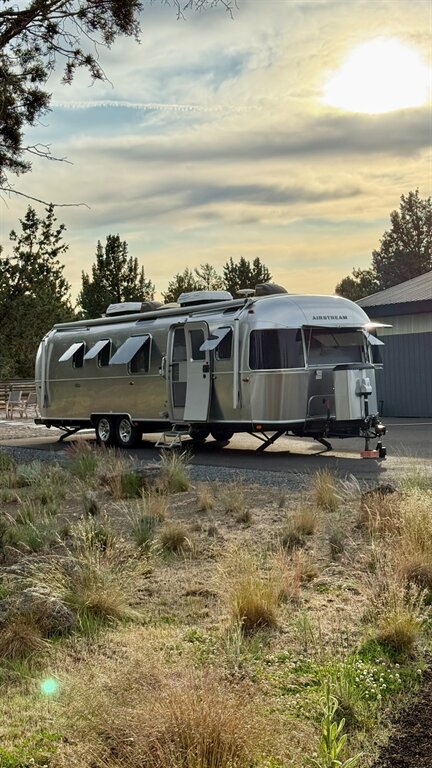 2018 Airstream Classic 33FBQ   - Photo 1 - Bend, OR 97702