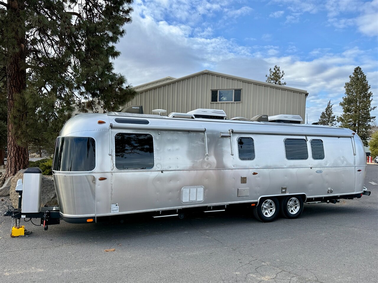 2018 Airstream Classic 33FBQ   - Photo 1 - Bend, OR 97702