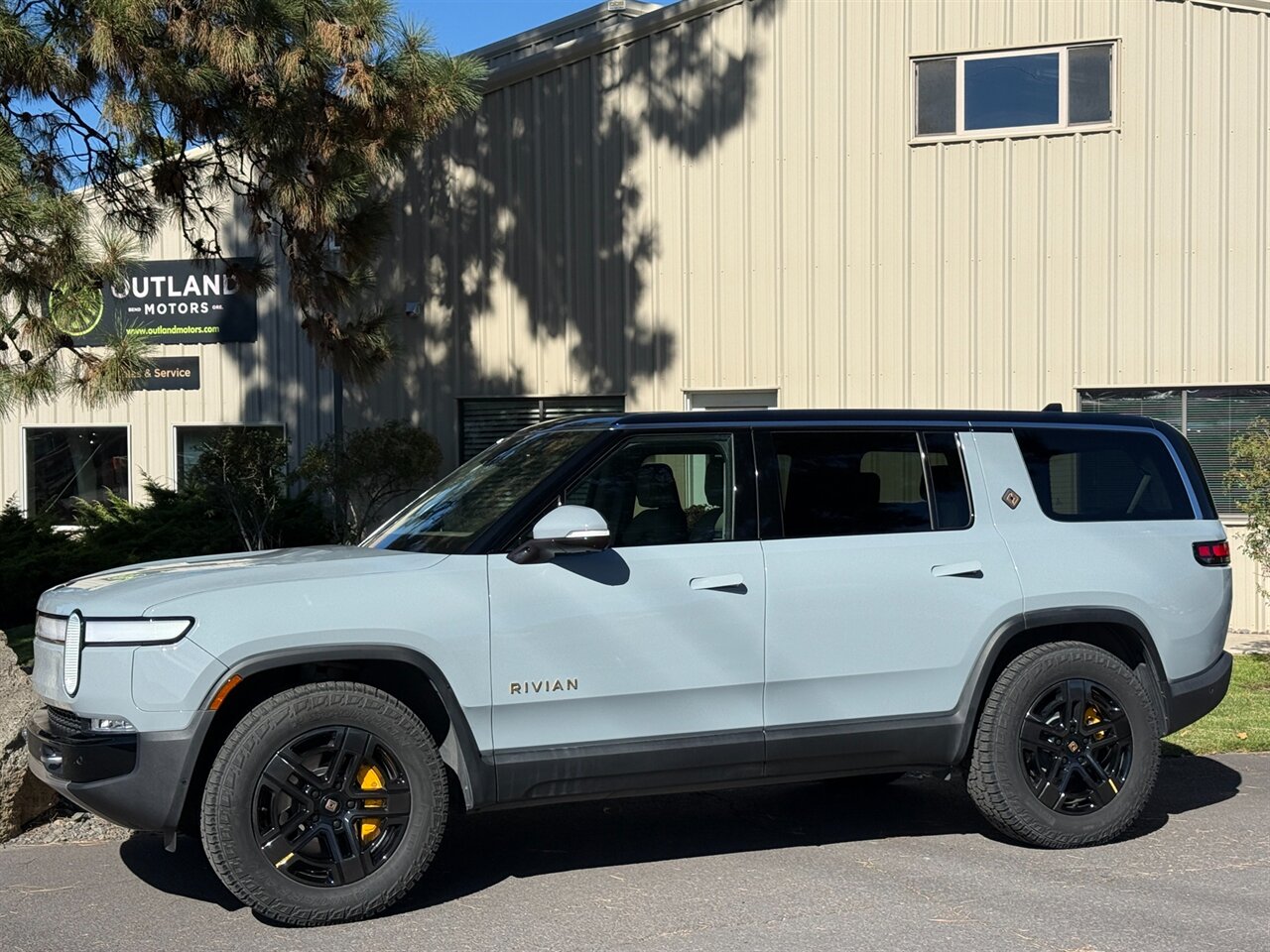 2024 Rivian R1S Adventure   - Photo 1 - Bend, OR 97702