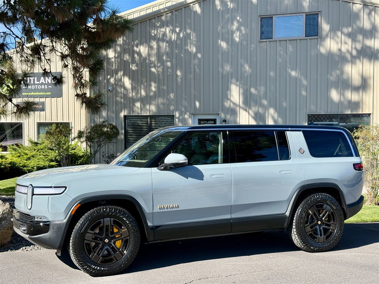 2024 Rivian R1S Adventure