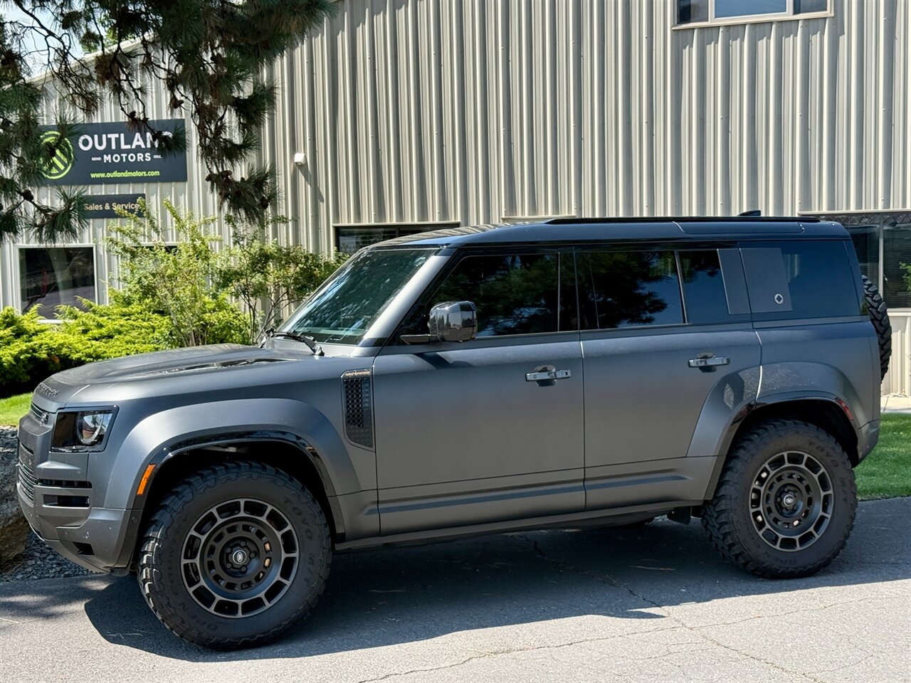 2025 Land Rover Defender 110 P635 OCTA Edition ONE   - Photo 1 - Bend, OR 97702
