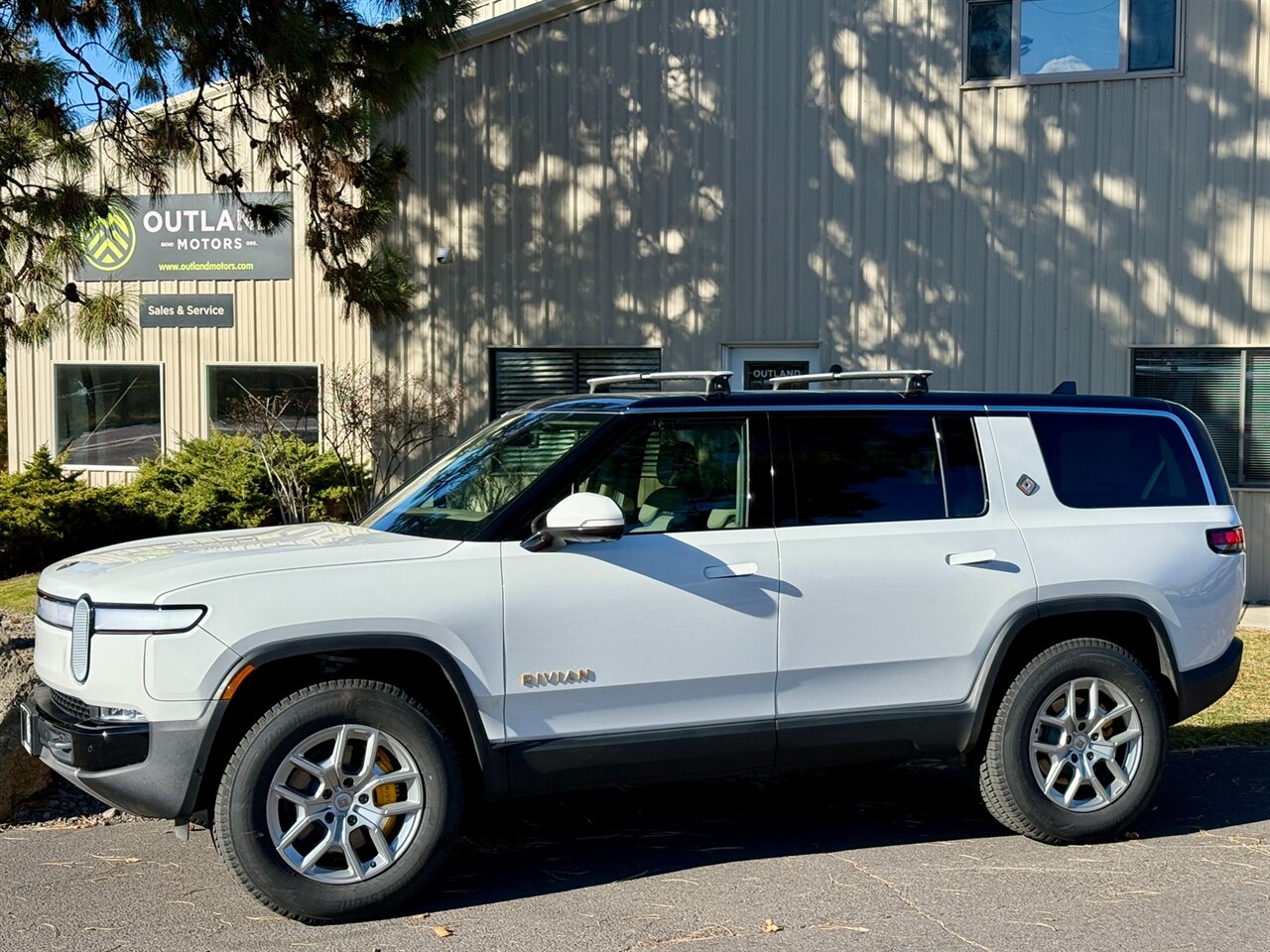 2023 Rivian R1S Adventure   - Photo 1 - Bend, OR 97702