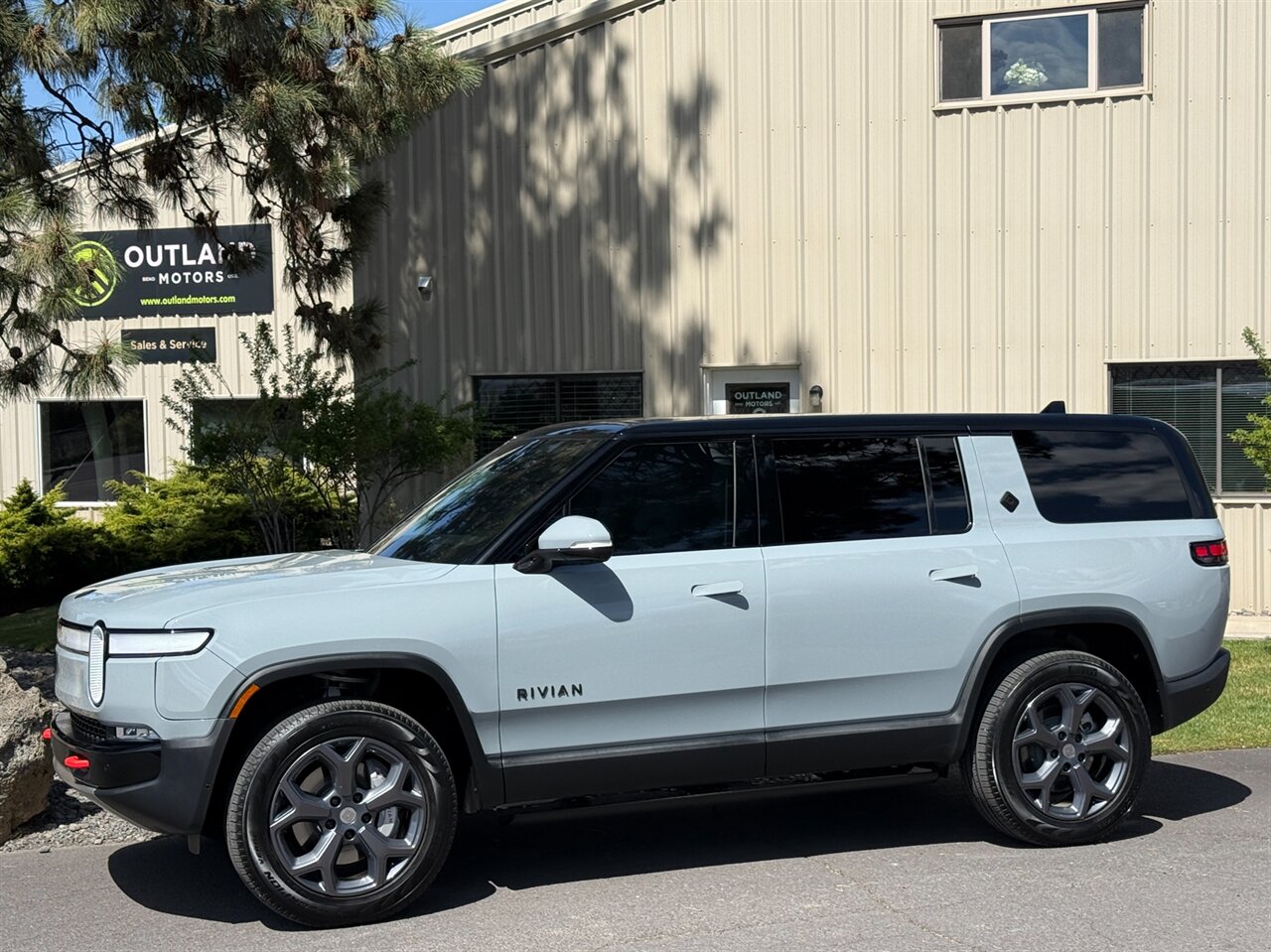 2024 Rivian R1S Adventure   - Photo 1 - Bend, OR 97702