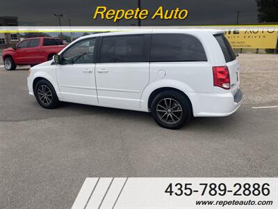 2017 Dodge Grand Caravan SXT   - Photo 2 - Vernal, UT 84078