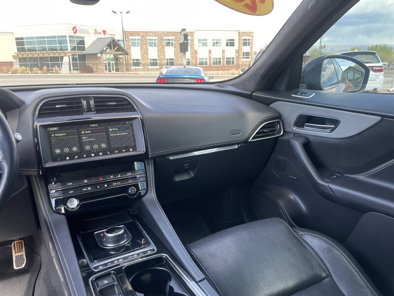 2019 Jaguar F-PACE photo 10