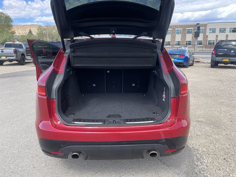 2019 Jaguar F-PACE photo 11