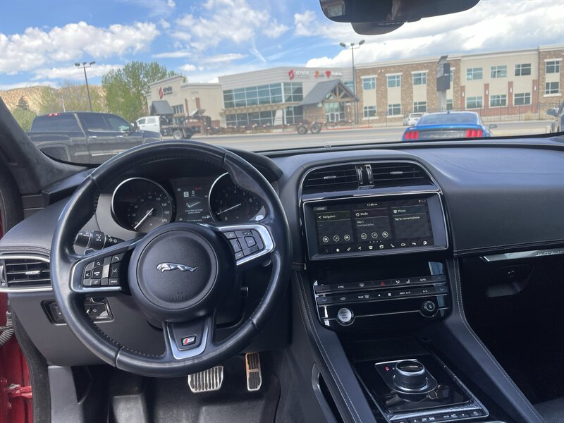 2019 Jaguar F-PACE photo 9