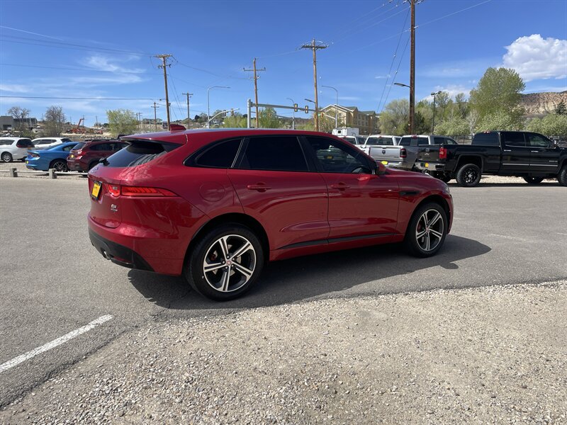 2019 Jaguar F-PACE photo 4