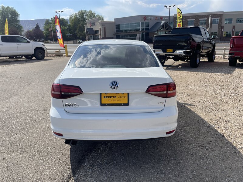 2017 Volkswagen Jetta photo 3
