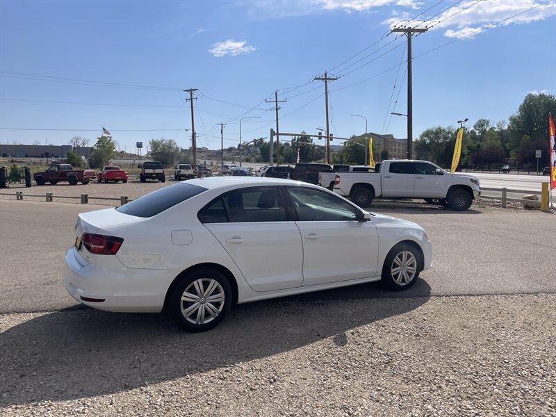 2017 Volkswagen Jetta photo 4