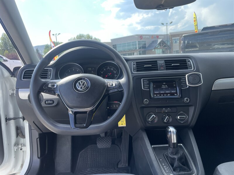 2017 Volkswagen Jetta photo 9