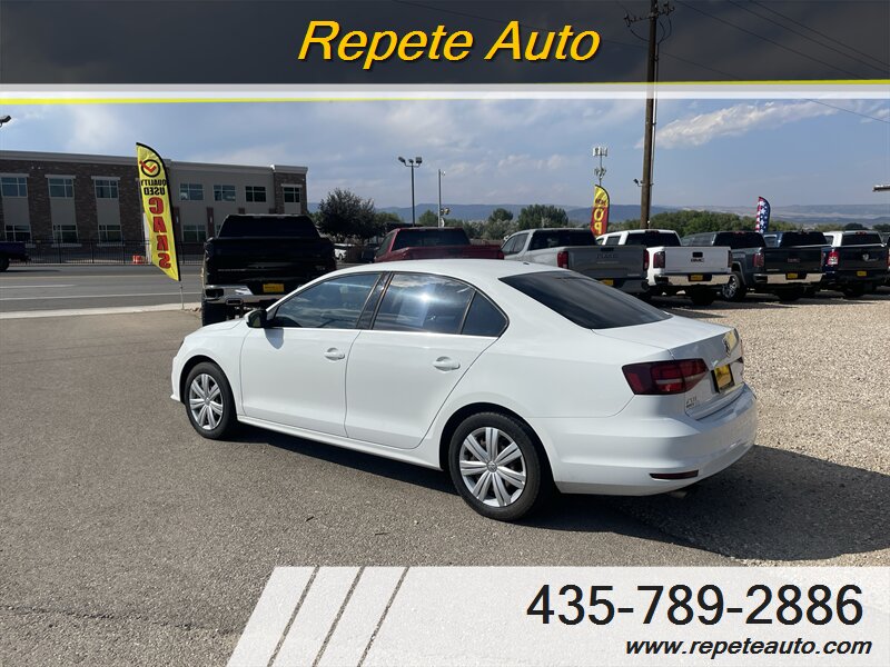 2017 Volkswagen Jetta photo 2