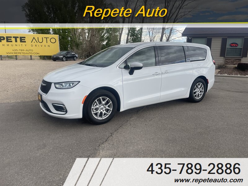 2023 Chrysler Pacifica Touring L's photo