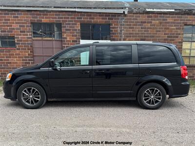 2017 Dodge Grand Caravan SXT - Photo 2 - Valentine, NE 69201