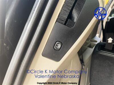 2017 Dodge Grand Caravan SXT   - Photo 11 - Valentine, NE 69201