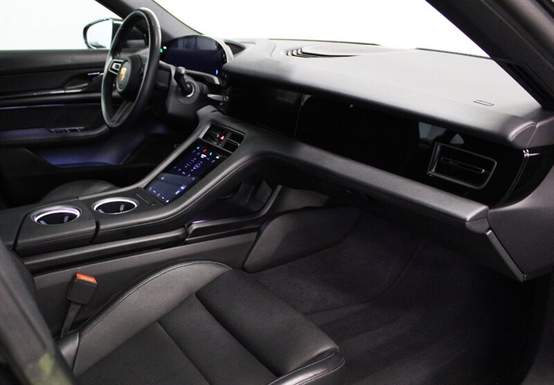 2022 Porsche Taycan photo 18