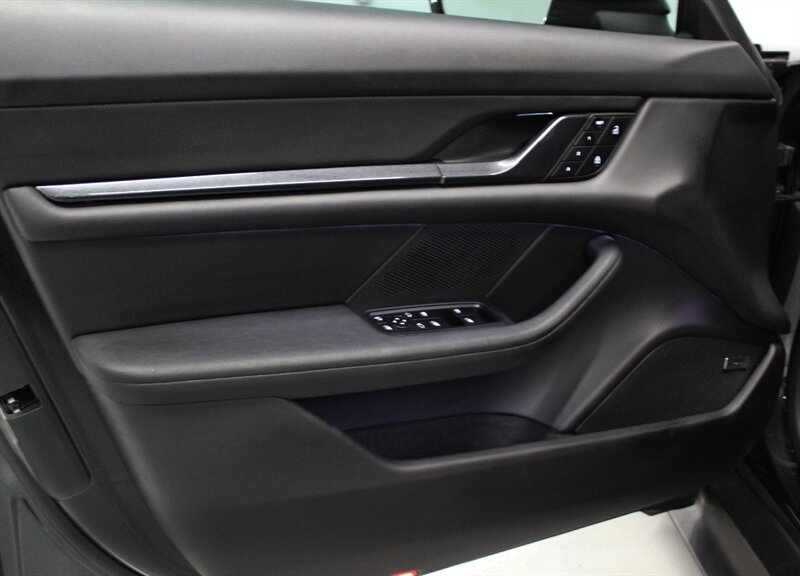 2022 Porsche Taycan photo 10