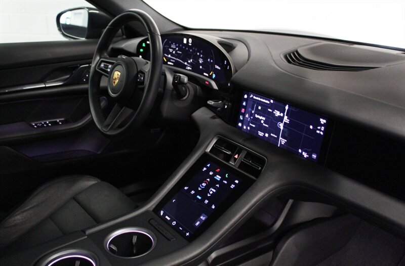 2022 Porsche Taycan photo 16