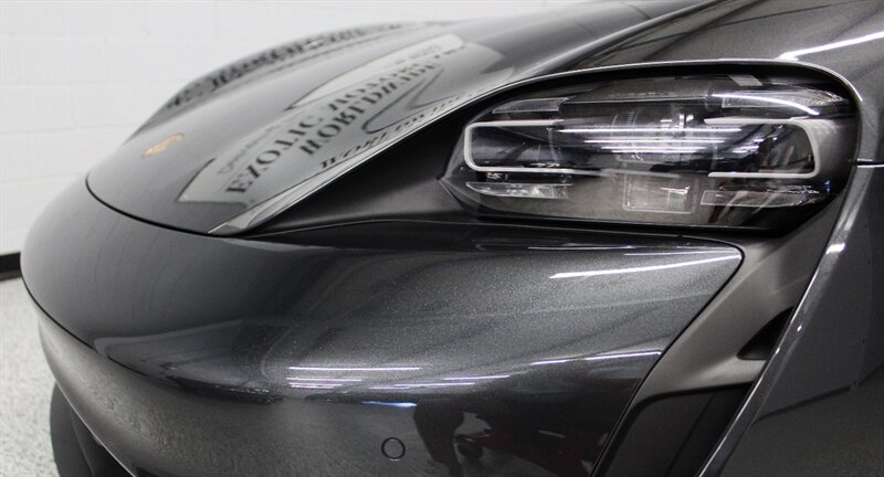 2022 Porsche Taycan photo 9