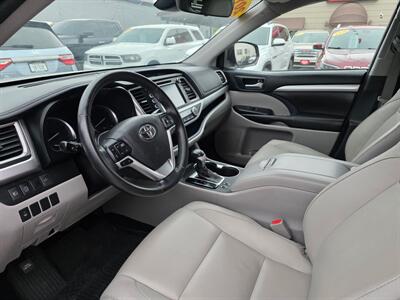 2017 Toyota Highlander XLE - Photo 5 - Lexington, NE 68850
