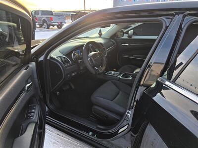 2019 Chrysler 300 Series Touring   - Photo 6 - Lexington, NE 68850