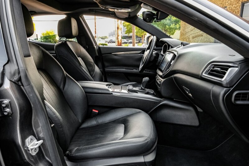 2018 Maserati Ghibli Base photo 25
