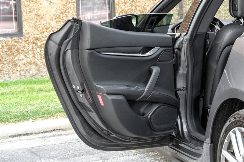 2018 Maserati Ghibli Base photo 32